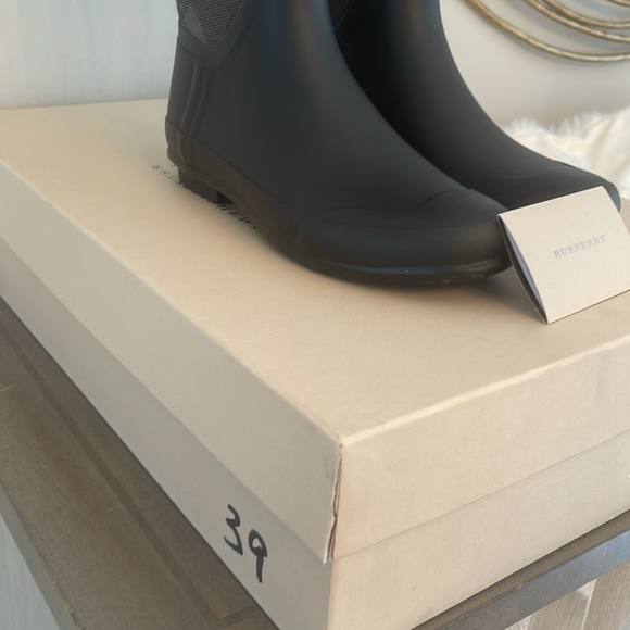 Burberry Rain Boots Signature House Check Black/Grey Size 39 EUC - Picture 8 of 13